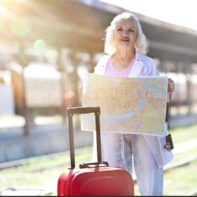 झुकी हुई कमर लेकर वह तने हुए आत्मविश्वास   से आगे बढ़ रही थी