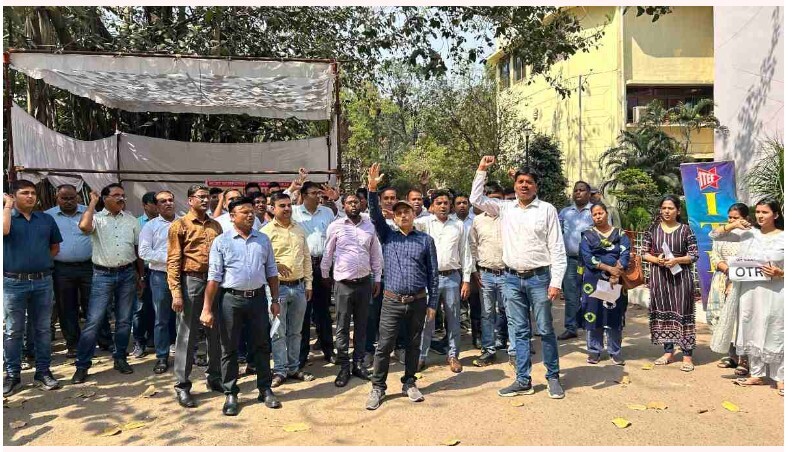 Employees Demonstrated : छत्तीसगढ़ आयकर विभाग के कर्मचारियों ने किया प्रदर्शन