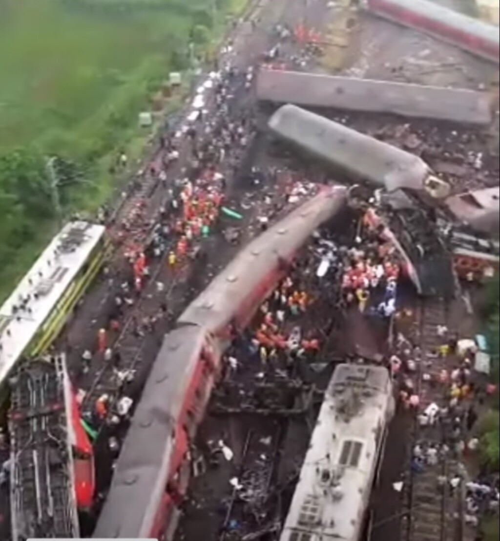 तीन ट्रेनें भिड़ीं 233 मारे गए, 900 से ज्यादा यात्री घायल