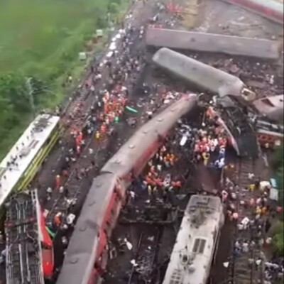 तीन ट्रेनें भिड़ीं 233 मारे गए, 900 से ज्यादा यात्री घायल