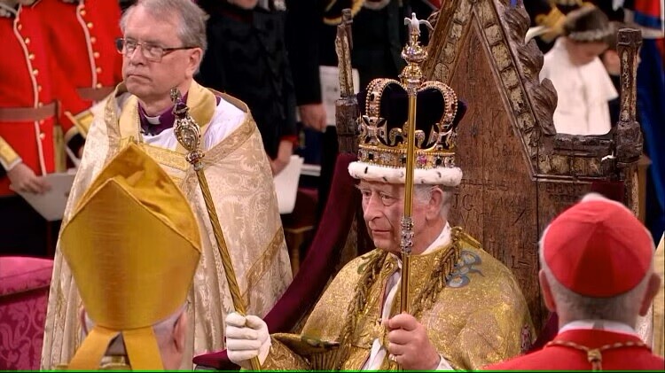 ब्रिटेन में 70 साल बाद राजतिलक, बारिश में भी डटे रहे 20 लाख लोग ...