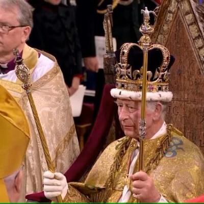 ब्रिटेन में 70 साल बाद राजतिलक, बारिश में भी डटे रहे 20 लाख लोग ...