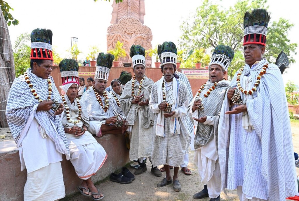 Rajim Kumbh : राम नाम का गोदना बनवाकर जगा रहे भक्ति की अलख