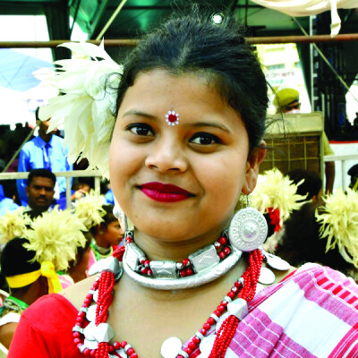 वाद्य यंत्रों की मधुर ताल के साथ कलाकारों के मनमोहक नृत्य