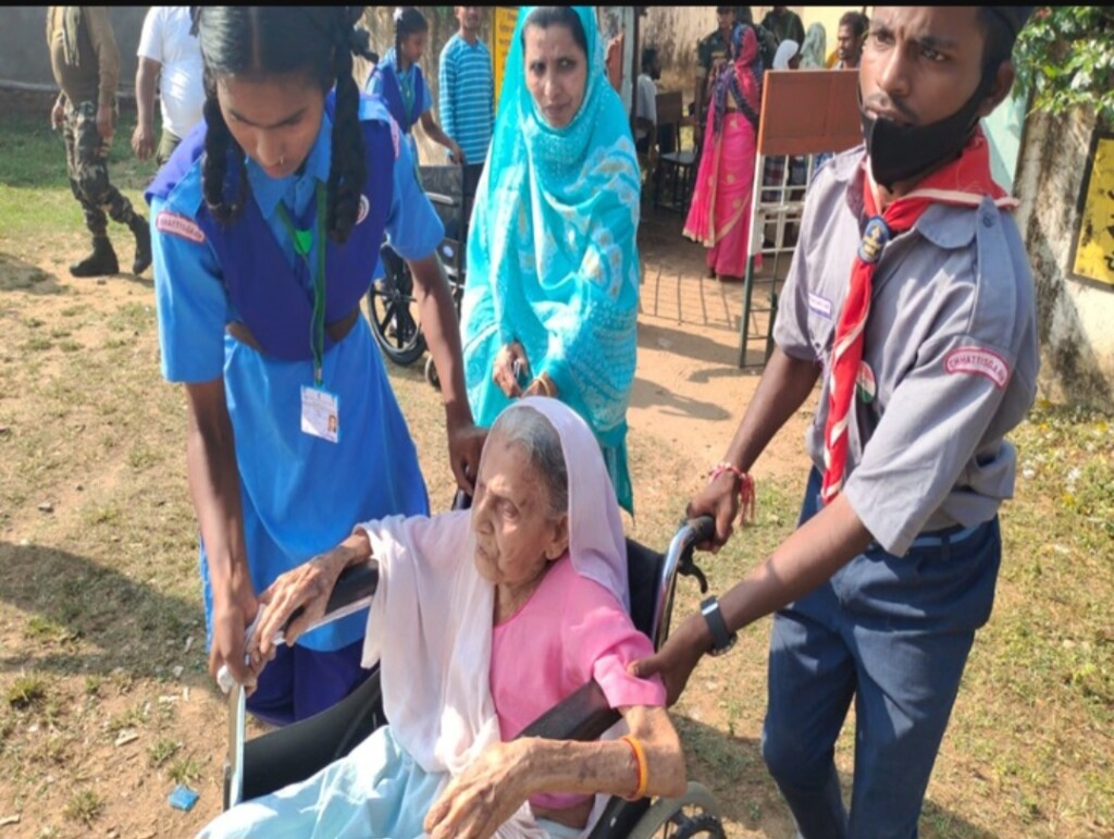 चुनाव बस्तर में :-  वोटिंग के बीच बस्तर में हुआ धमाका एक जवान घायल, गांव-गांव से निकल रहे वोटर