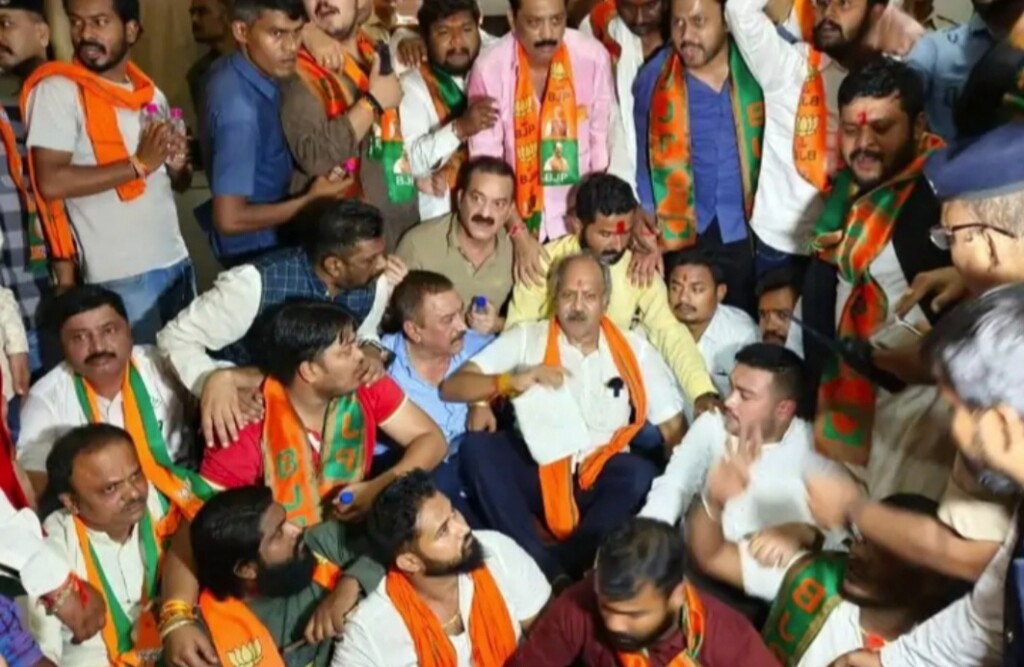 चुनाव प्रचार के दौरान बृजमोहन पर जानलेवा हमले का आरोप, समर्थक धरने पर बैठे